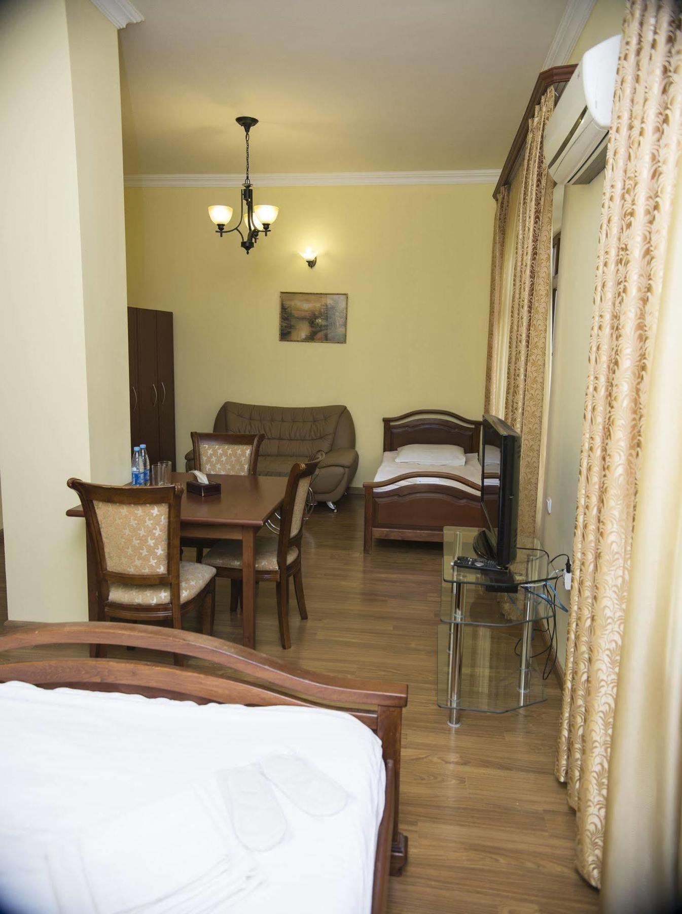 Capital Hotel Jereván Kültér fotó