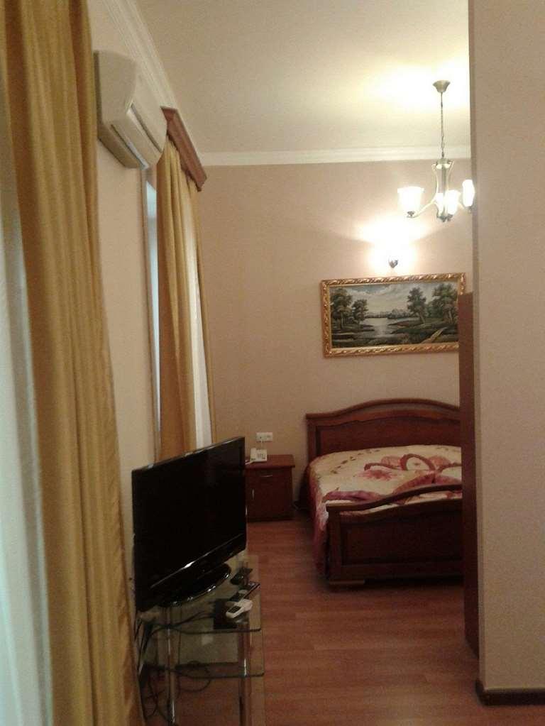Capital Hotel Jereván Szoba fotó