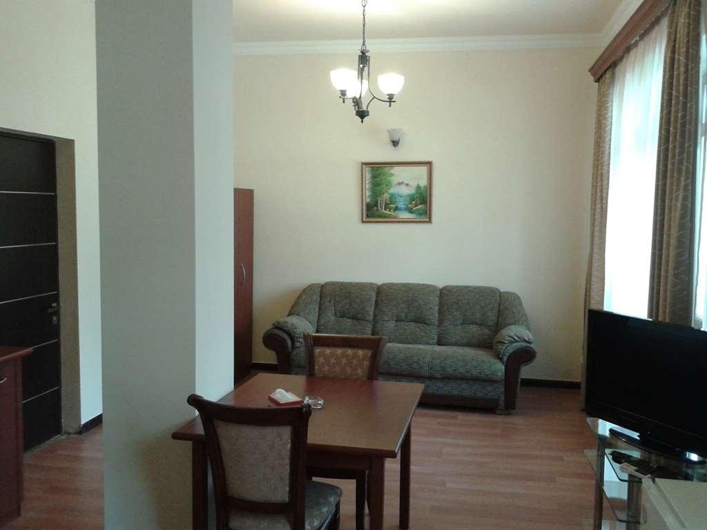 Capital Hotel Jereván Szoba fotó